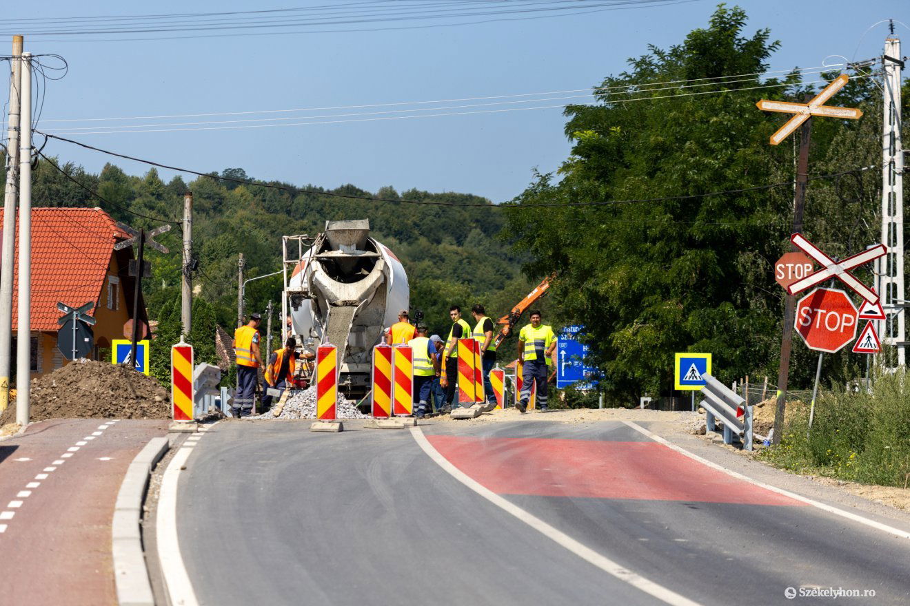A Vasútátkelők rendbetétele is folyamatban van •  Fotó: Csató Andrea