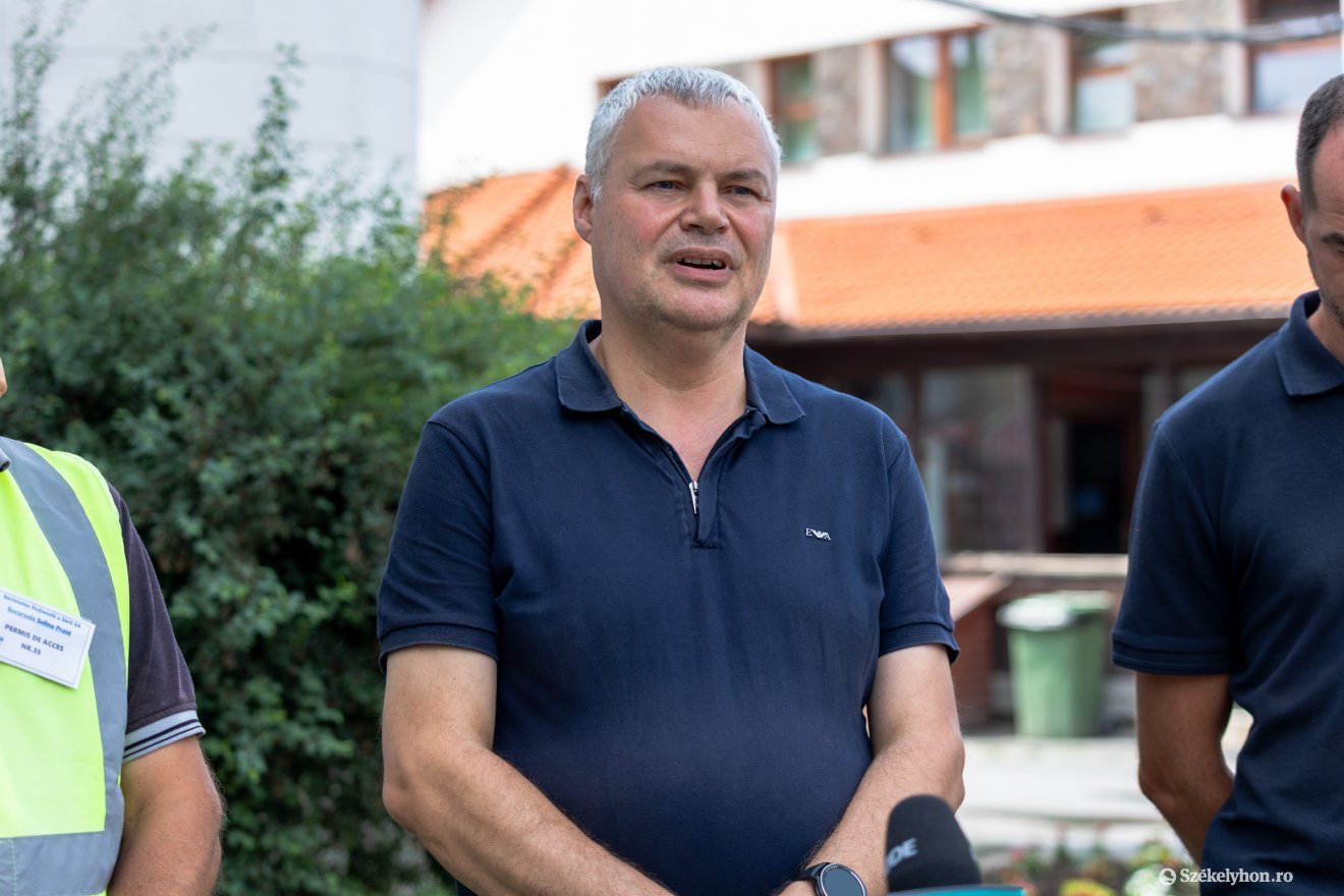 Petres Sándor Hargita megyei prefektus (középen) szerint hiába hegesztették össze a csöveket, további munkálatokra van szükség •  Fotó: Csató Andrea