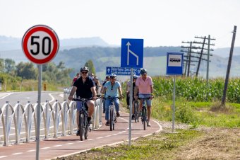 Biciklis piknikkel ünnepelték a felújított Székelyudvarhely–Székelykeresztúr közötti utat