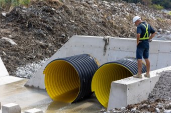 Csőbe húzták a parajdi sóbányát elárasztó Korond-patakot