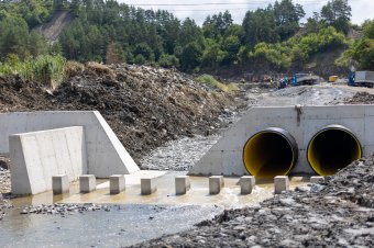 Csövekben folyik a Korond-patak vize a sóbányánál