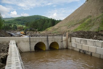 Stabilizálták a munkatelepet, ismét a csövekben folyik a Korond-patak
