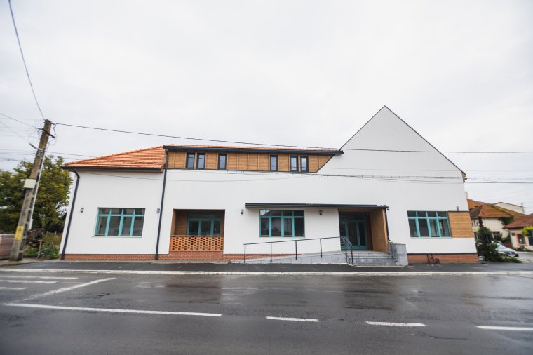 Még van némi munka, de már most látványosan néz ki a felújított homoródszentmártoni községháza