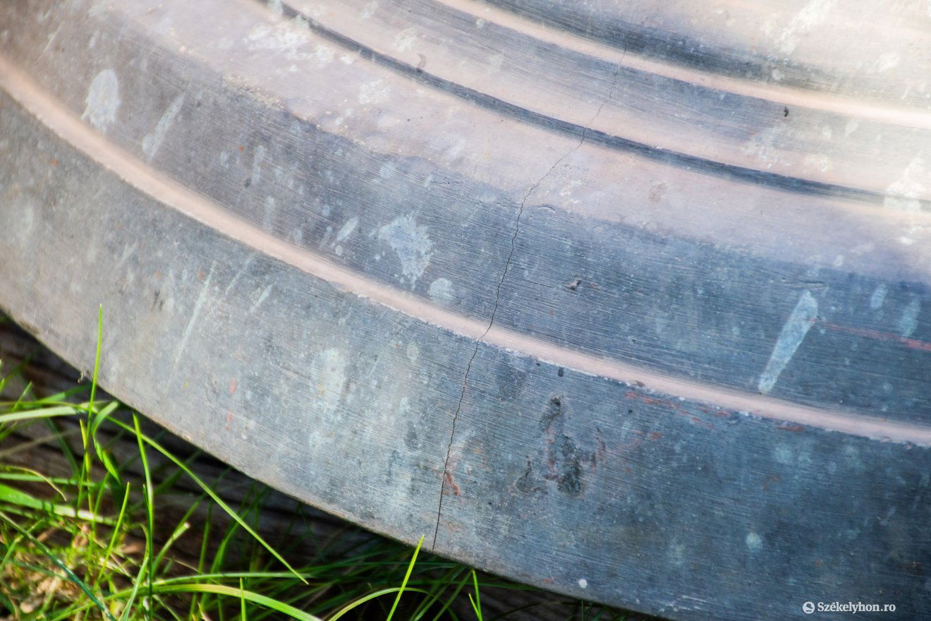 Alig látható, mégis elrontotta a harang hangját a repedés •  Fotó: László Ildikó