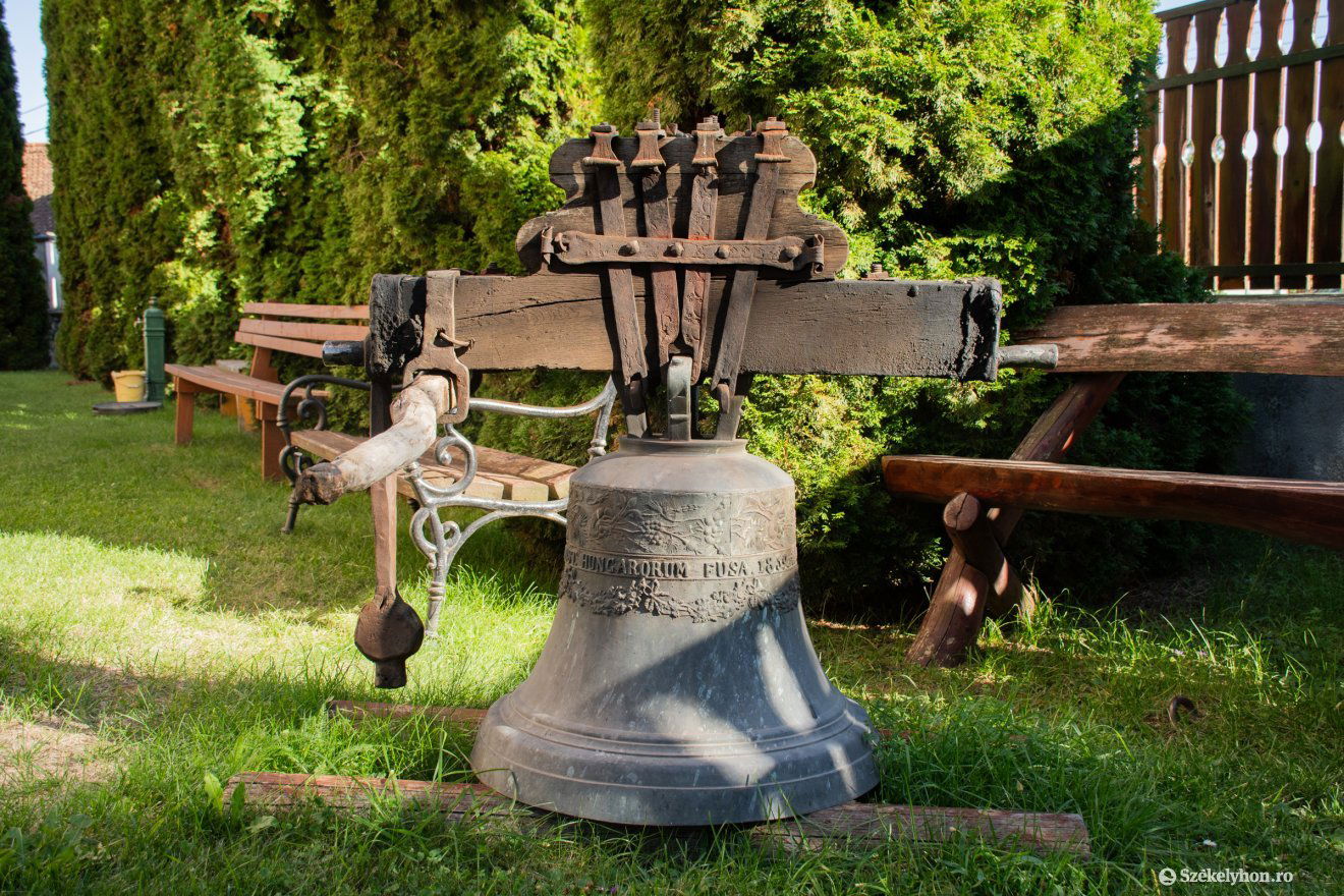 A templomkertben kapnak helyet a történelem egy darabját jelképező harangok •  Fotó: László Ildikó