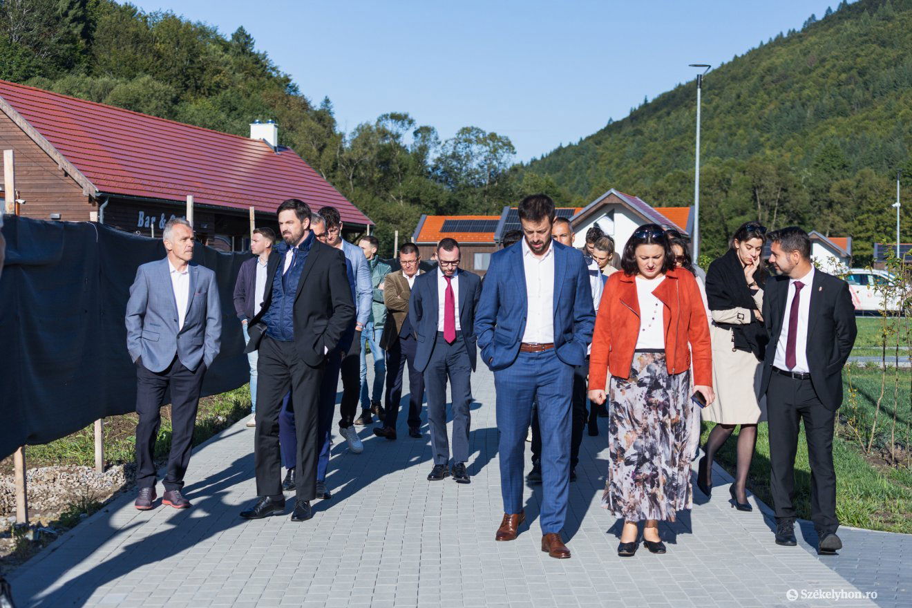 Magyar Levente látogatása egy zeteváraljai turisztikai komplexumban • Fotó: Csató Andrea