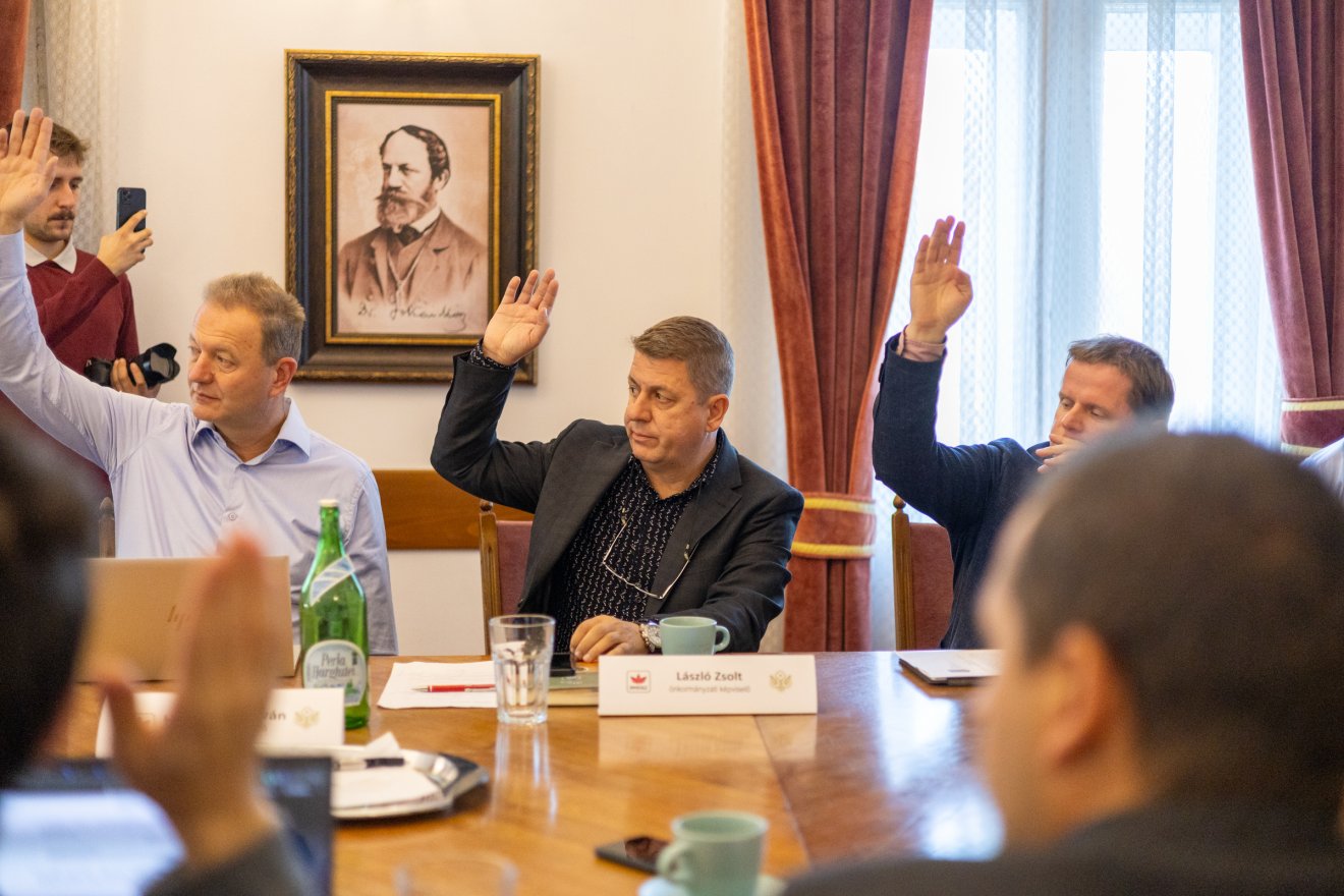 A testület által elfogadott határozat értelmében a távhő lakossági ára 591,71 lejre csökken január elsejétől, a mostani 656,05 lejes árhoz képest