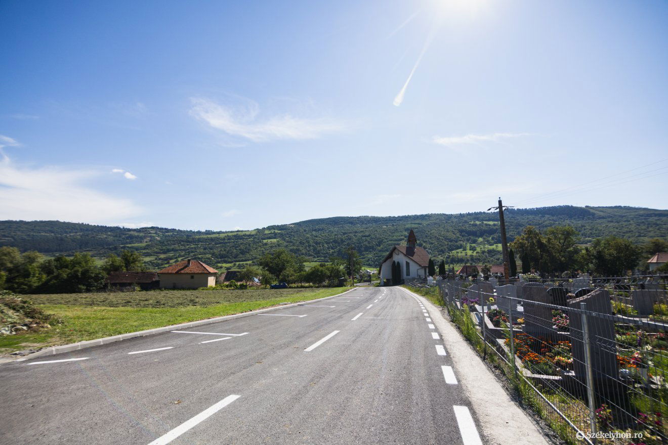 Aszfaltoztak és parkolókat alakítottak ki a temető utcában