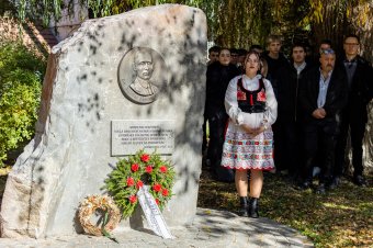 Felújították az iskolát, névadójának állítottak emléket