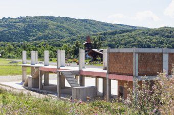 Leállították a nagygalambfalvi sportcsarnok építését