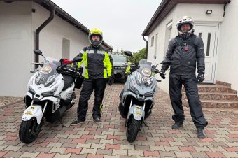 Elsőre őrültségnek tűnik: robogón indulnak Afrikába