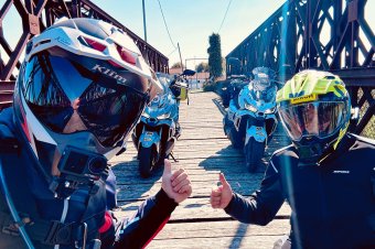 Nemsokára az afrikai homokdűnék közé csap robogóval a két erdélyi kalandor