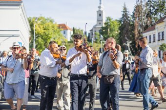 Zenészektől, néptáncosoktól volt hangos Székelyudvarhely főtere
