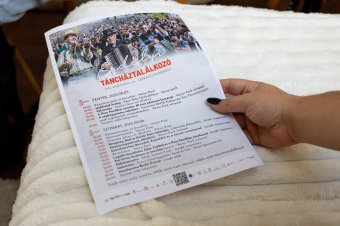 Néptáncosok és zenészek hoznak életet Székelyudvarhely szívébe