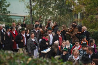 Udvarhelyszék népviseletben – tiszteletbeli székely címet kapott Nacsa Lőrinc Székelyudvarhelyen