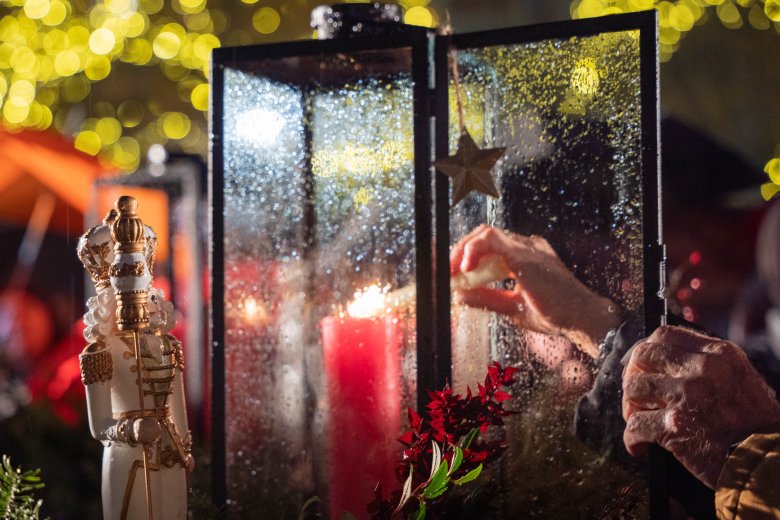 Fellobbant a hit lángja Székelyudvarhely adventi koszorúján