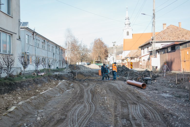 Zajlik a felújítás Székelykeresztúr legnépesebb lakónegyedében