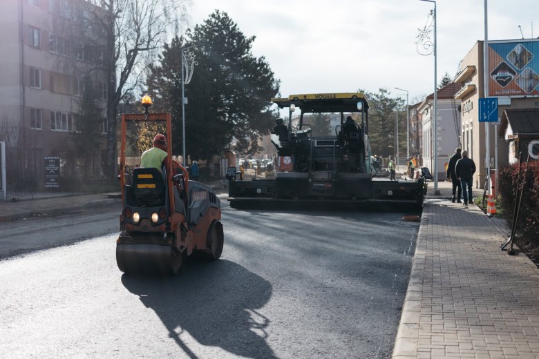 Terítik az aszfaltot a Bethlen Gábor utcában, de jövőre is marad munka