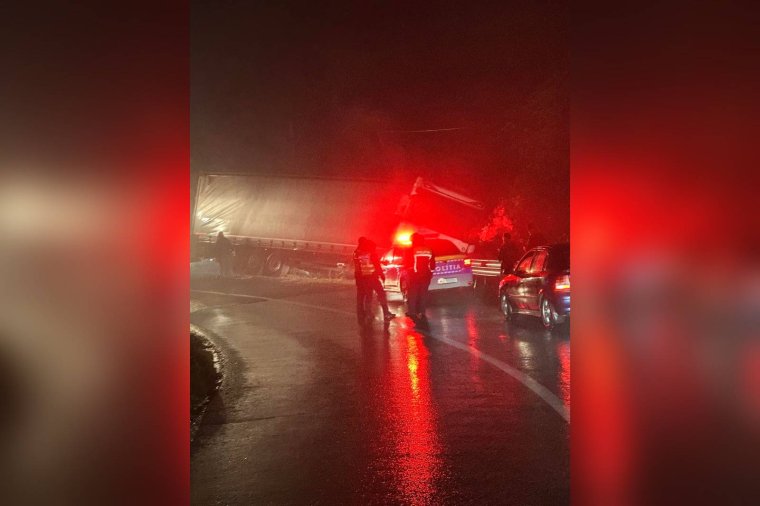 Nyergesvontató sodródott le az úttestről Farkaslaka határában