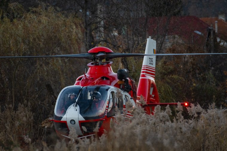 Helikopterrel vitték Marosvásárhelyre a vasúti balesetben súlyosan megsérült csecsemőt