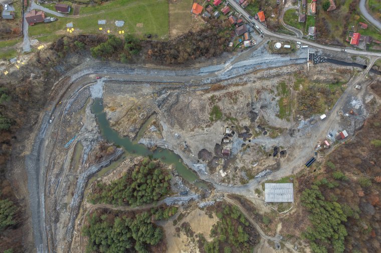 Lángra lobbanó gázok, elbontott gátak és át nem vett munka a beszakadt parajdi sóbányánál – videóval