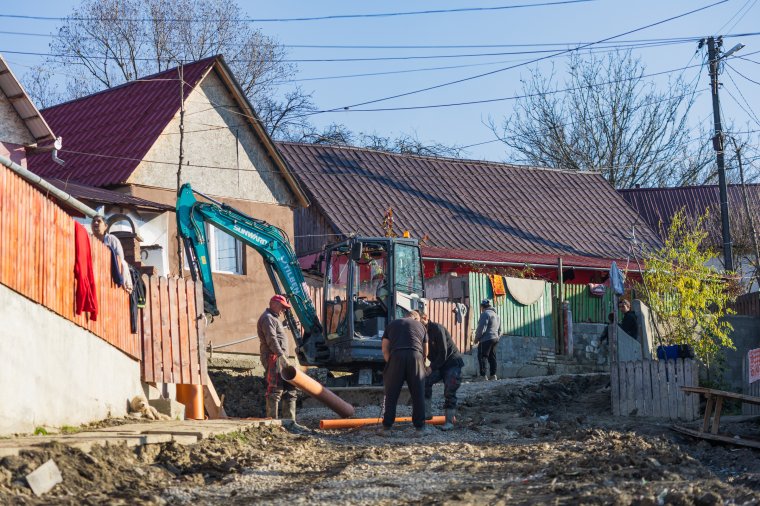 A fiatfalvi romatelepre is kiterjesztik a székelykeresztúri szennyvízhálózatot