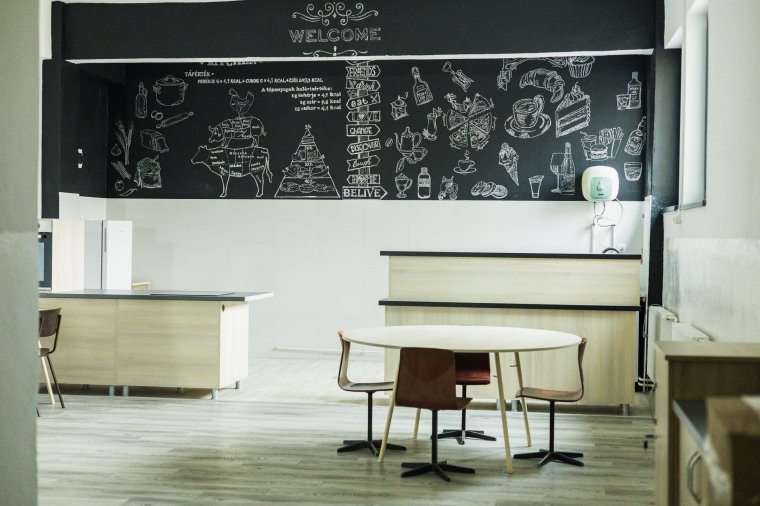 Tanügy és kutatási ágazat: megengedett a nyugdíj és az állami fizetés halmozása