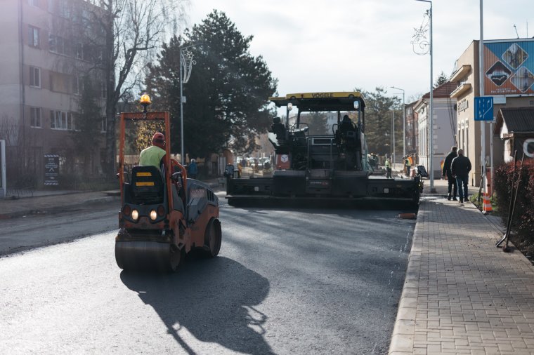 Terítik az aszfaltot a Bethlen Gábor utcában, de jövőre is marad munka