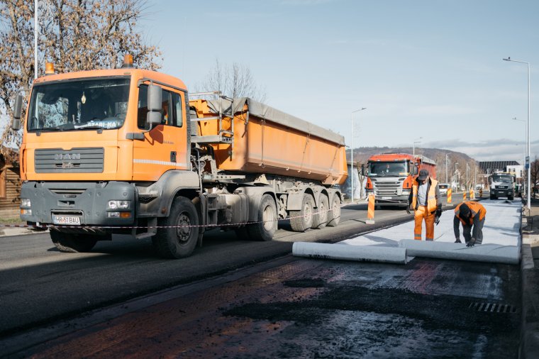 Terítik az aszfaltot a Bethlen Gábor utcában, de jövőre is marad munka