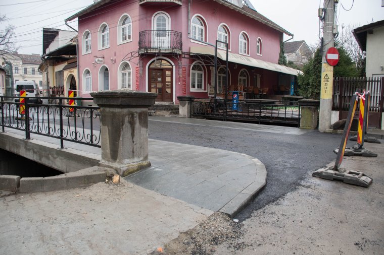 Elkészült a Vár utcai híd, várják, hogy kössön a beton