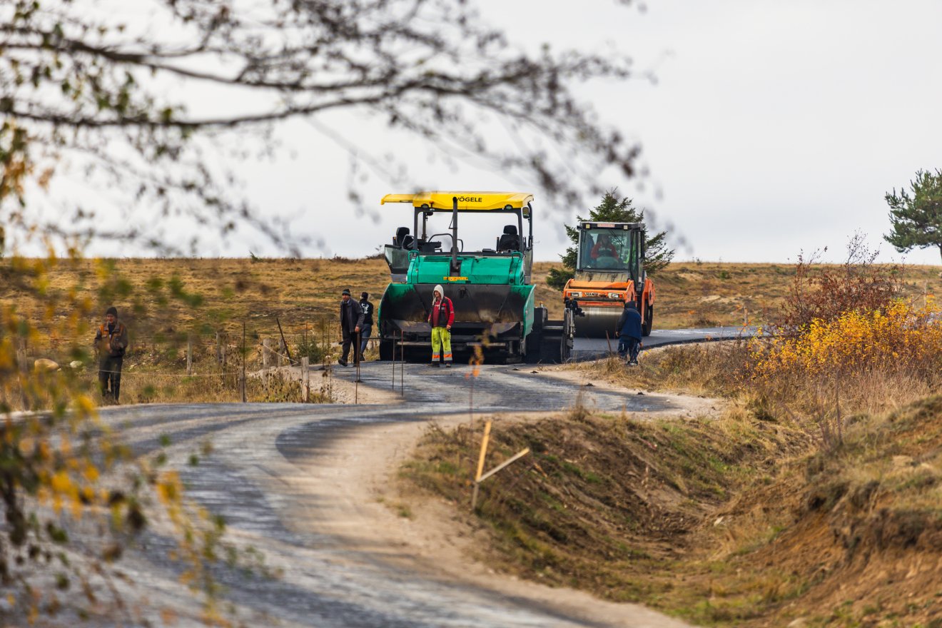 Terítik az alapréteg aszfaltot