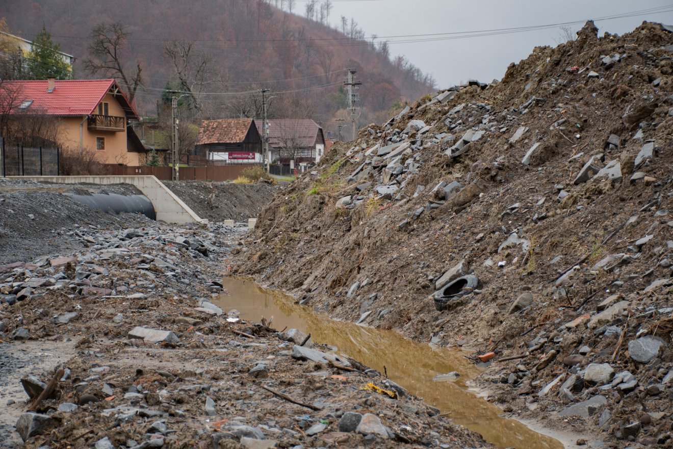 Gumiabroncsok, ruhák látszanak a feltárt szemétlerakónál