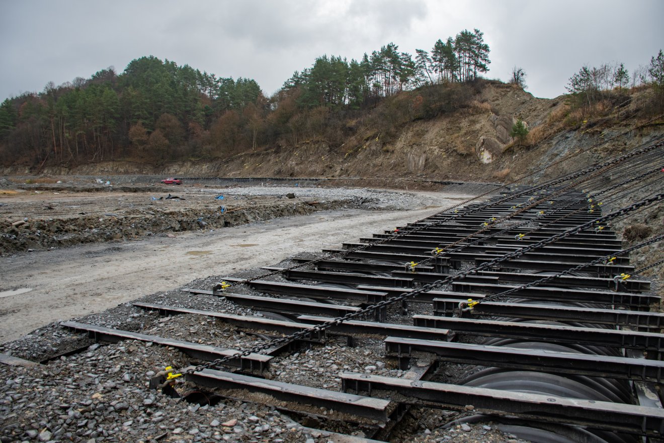 Három évig kell karbantartsa a felföggesztéseket a kivitelező