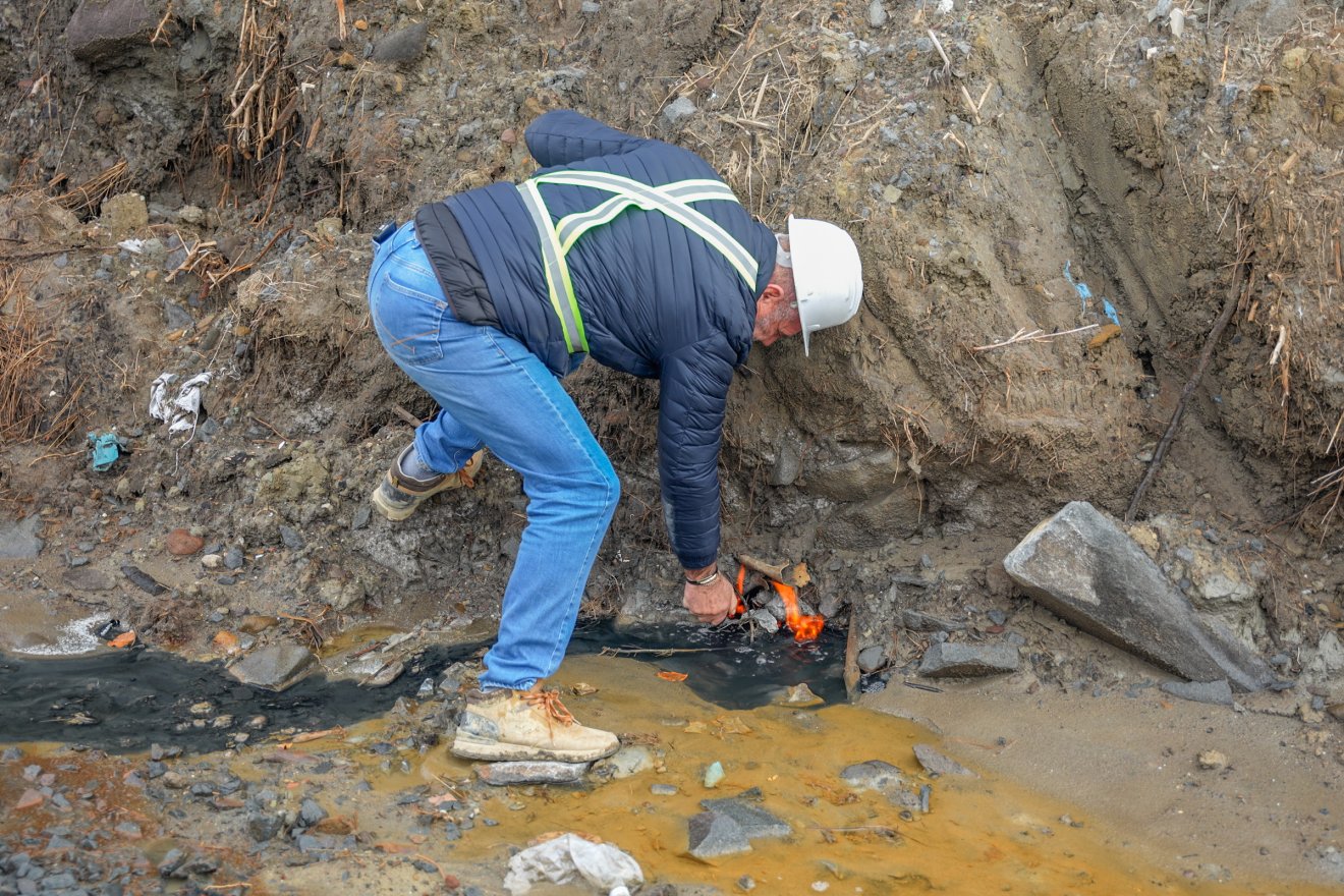 Csurgalékvíz és gáz szivárog a földalatti szemétdombból