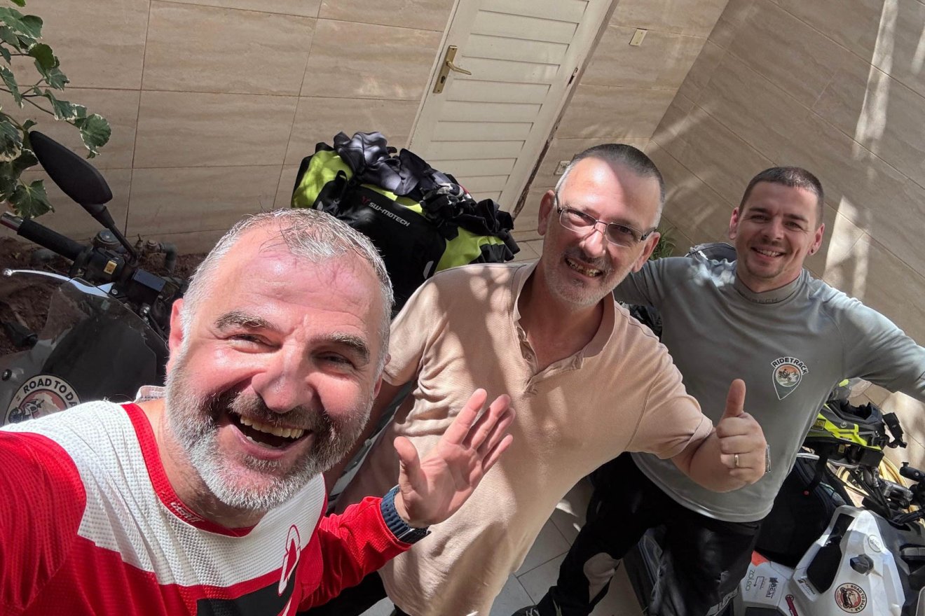 Attila, dakari vendéglátójuk, Ștefan és Alpár •  Fotó: Mihály Alpár