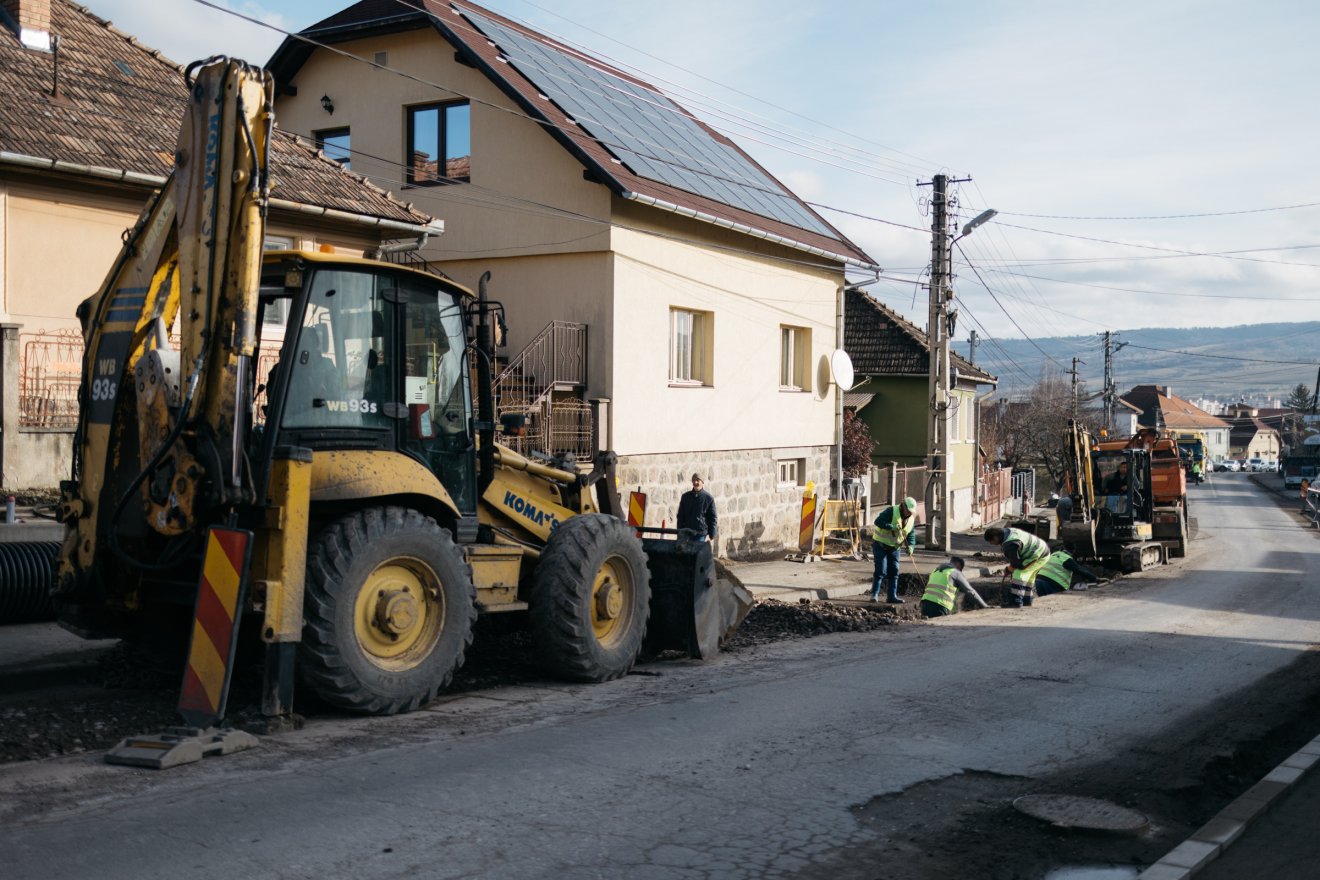 Az esővízelvezető rendszer kialakítása zajlik az Orbán Balázs utcában