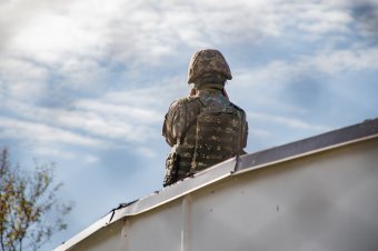 Különleges nyugdíjak: a belügyi alkalmazottakat és katonákat nyugtatja az államfő