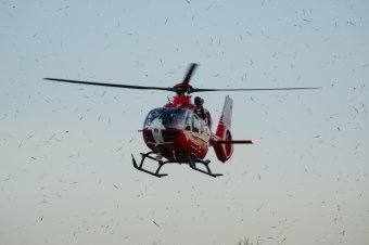 Mentőhelikopterrel vitték kórházba az idős férfit, miután leesett a kerékpárjáról