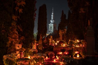 Fénybe borultak a temetők mindenszentek estéjén