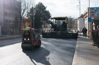 Terítik az aszfaltot a Bethlen Gábor utcában, de jövőre is marad munka