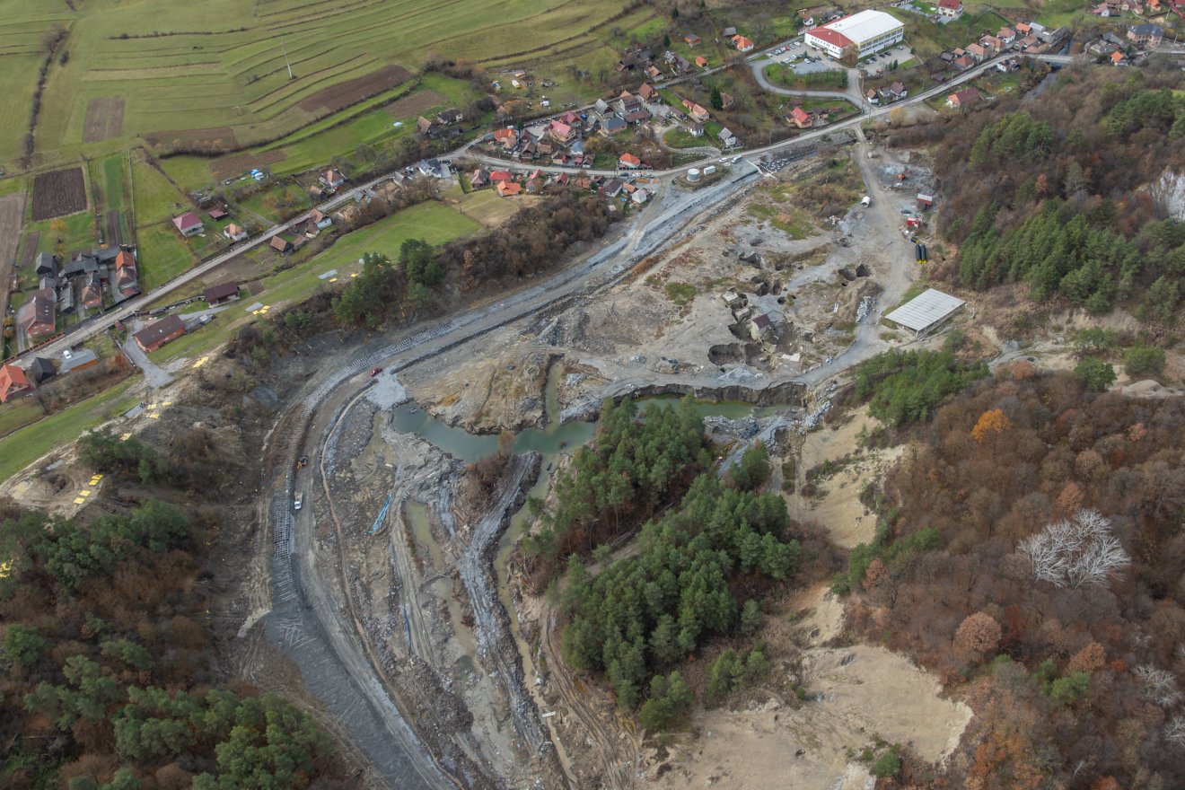 Lángra lobbanó gázok, elbontott gátak és át nem vett munka a beszakadt parajdi sóbányánál – videóval