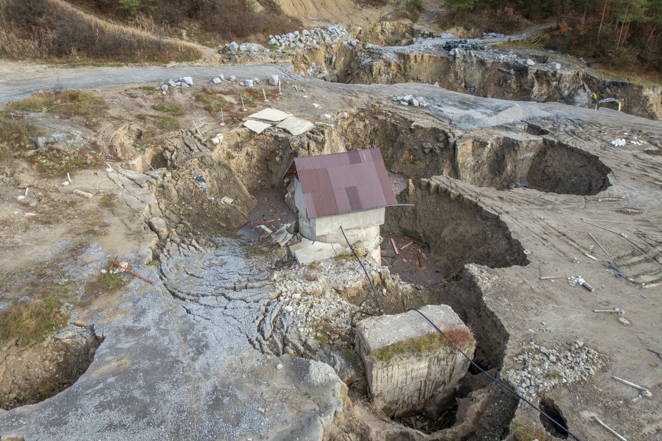 Lángra lobbanó gázok, elbontott gátak és át nem vett munka a beszakadt parajdi sóbányánál – videóval