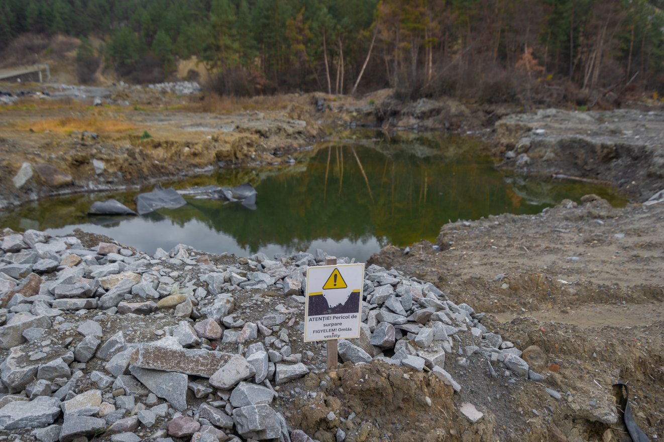 Lángra lobbanó gázok, elbontott gátak és át nem vett munka a beszakadt parajdi sóbányánál – videóval
