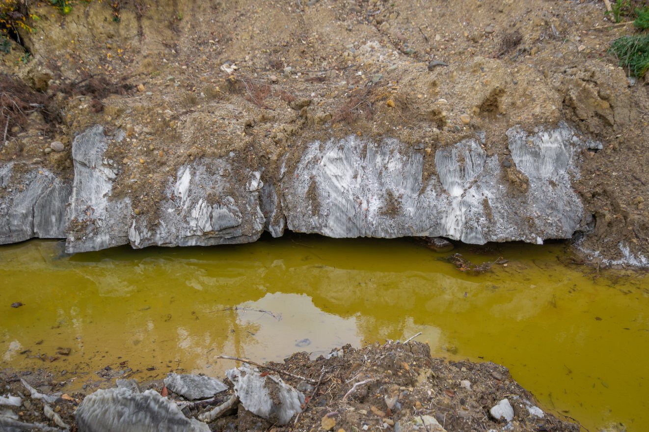 Lángra lobbanó gázok, elbontott gátak és át nem vett munka a beszakadt parajdi sóbányánál – videóval