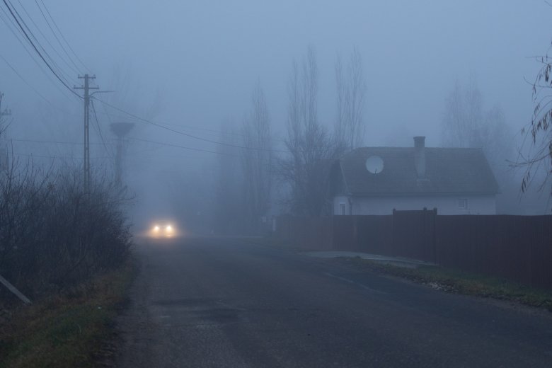 Ködképződésre figyelmeztetnek a meteorológusok – Mire vigyázzunk vezetés közben?