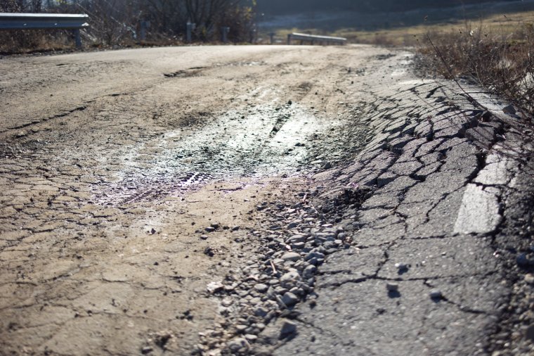 Mélyülő útsüllyedések Kobátfalva és Firtosmartonos között