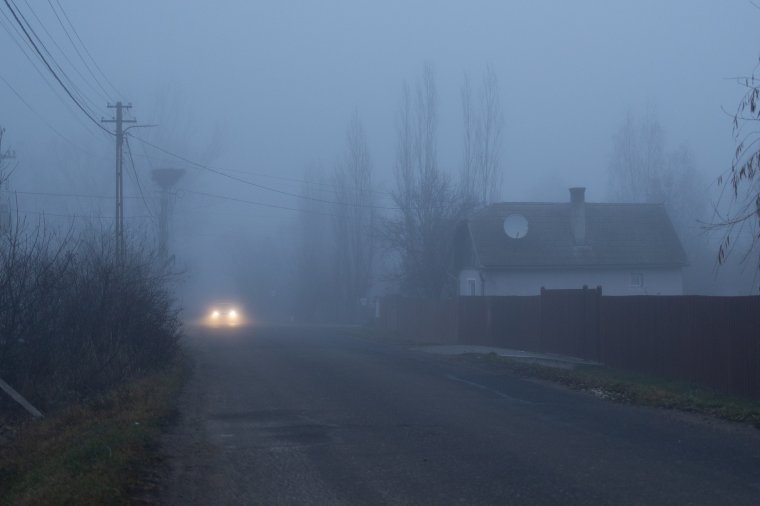 Ködképződésre figyelmeztetnek a meteorológusok – Mire vigyázzunk vezetés közben?