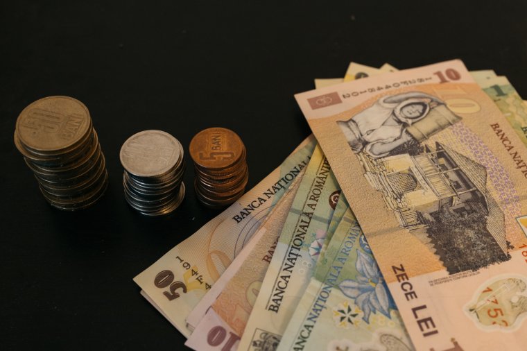 Gazdag „angyaljárás” volt több állami vállalatnál, de akadt hely, ahol meghúzták a nadrágszíjat