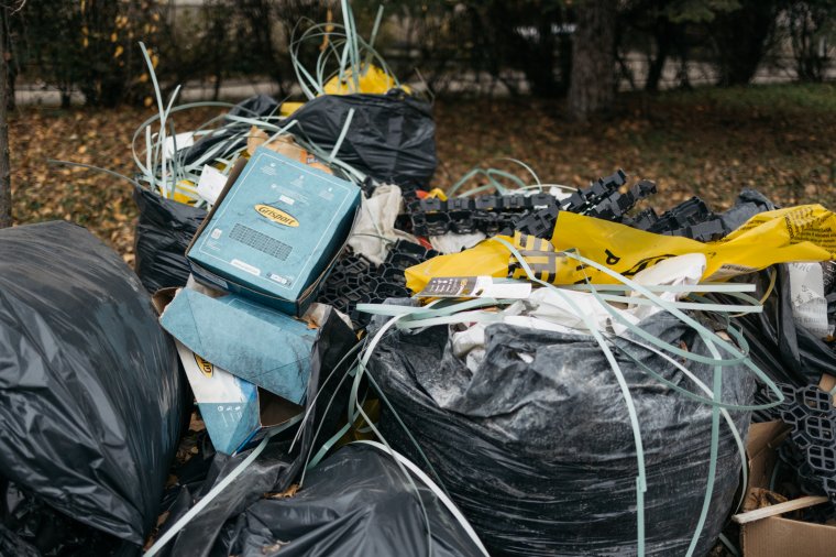 Mintegy 90 tonna hulladékot foglaltak le Hargita megyében egy házkutatás során