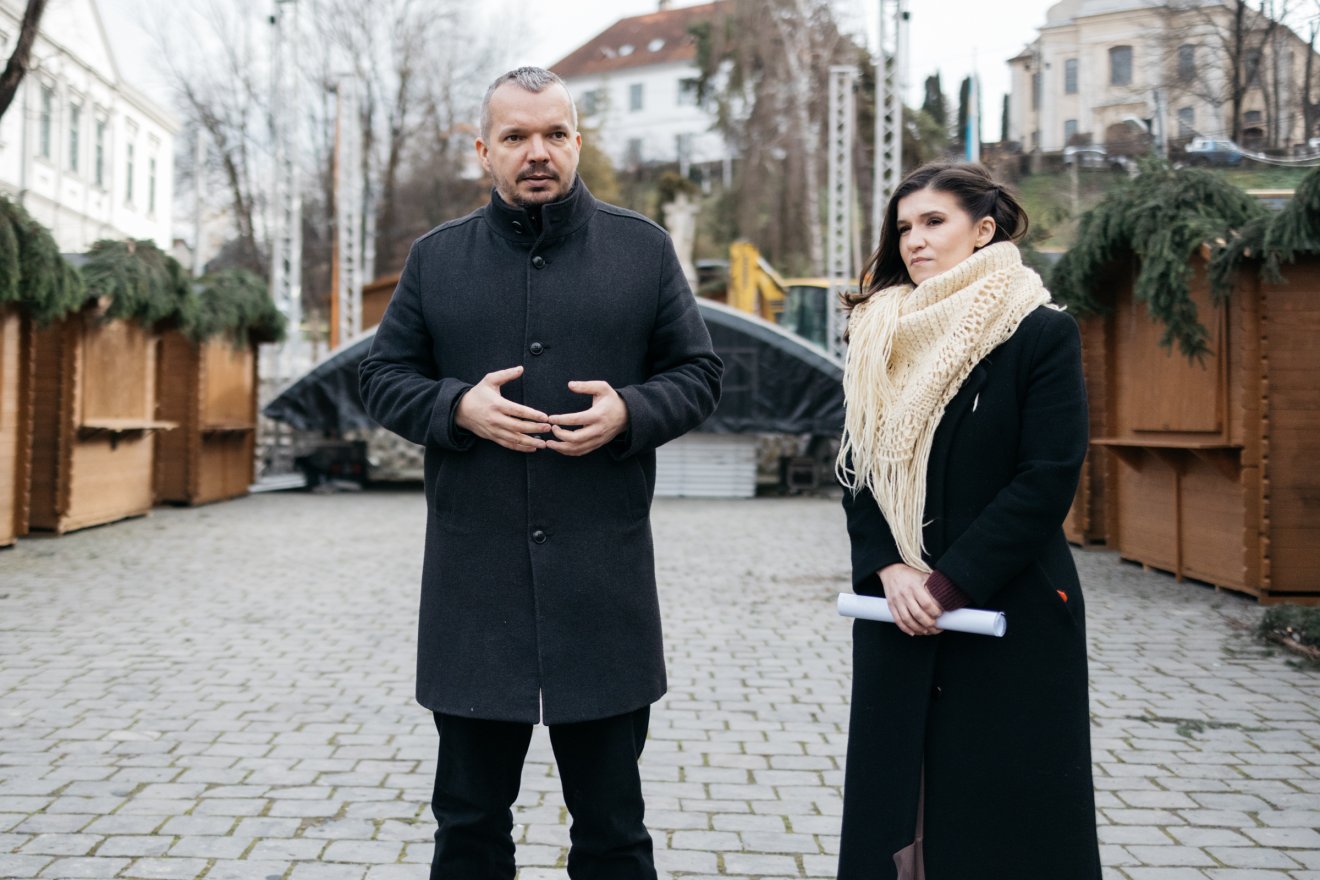 Szerdán kezdődik a karácsony vásár. A háttérben már zajlanak az előkészületek